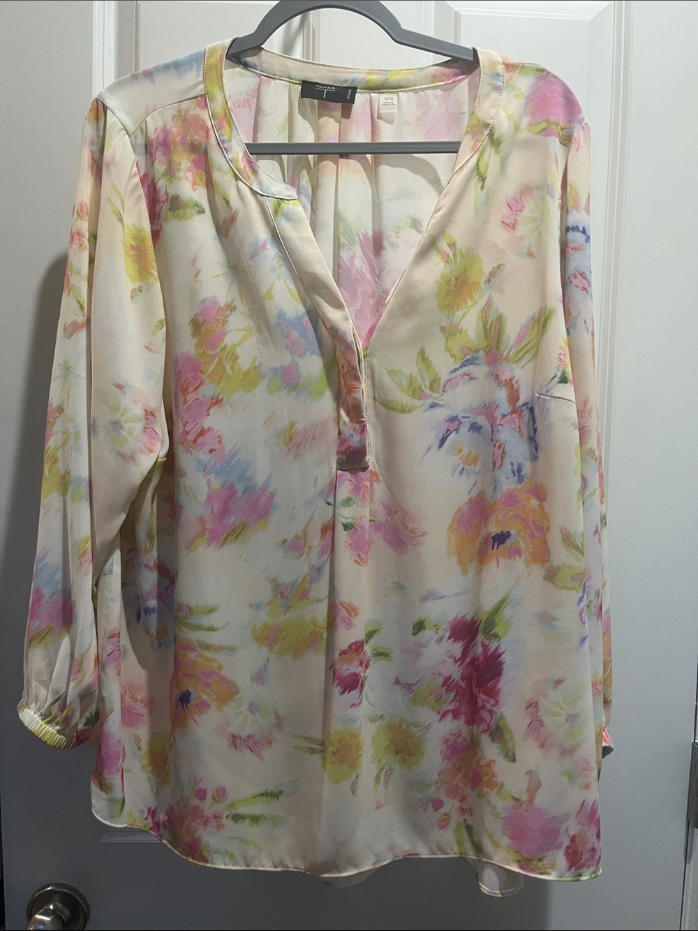 Tahari Cream Floral V-Neck Long Sleeve Blouse